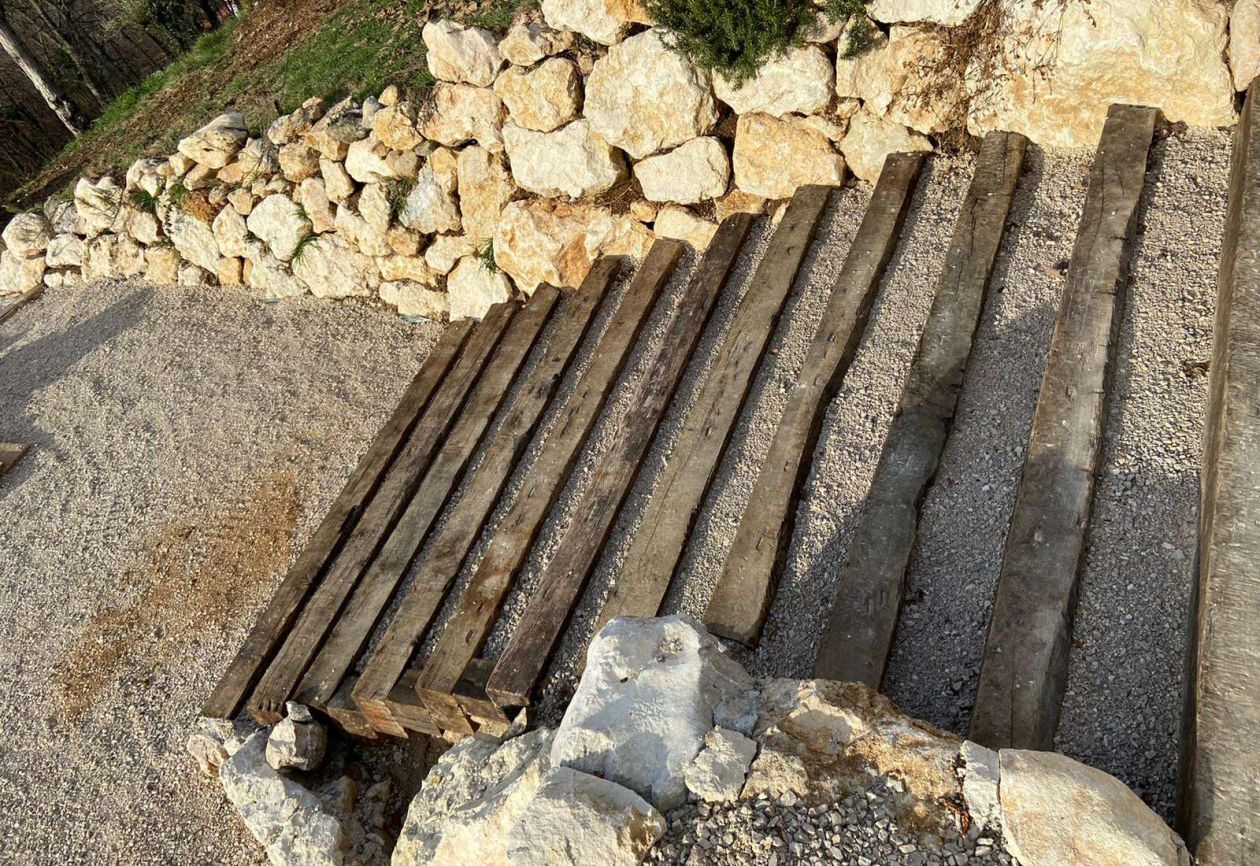 Gorza Legnami srl - Traversine ferroviarie trattate - Gradini